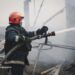 Ударний дрон рф атакував у цивільне підприємство у Харкові: загорілись вантажівки, постраждали жінка та дитина