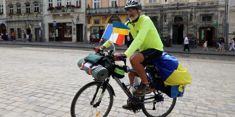 Французький інженер проїхав понад 2200 км велосипедом до Львова і передав листи підтримки Україні