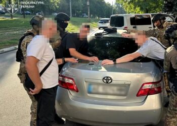 У Дніпрі напали на волонтера й викрали $11 тис. для авто ЗСУ – трьом чоловікам повідомили про підозру