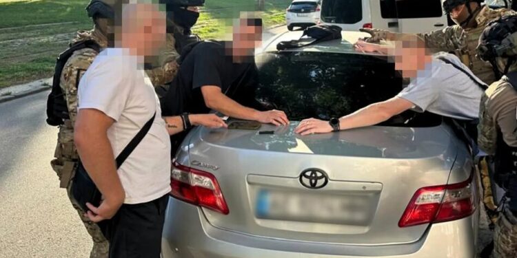 У Дніпрі напали на волонтера й викрали $11 тис. для авто ЗСУ – трьом чоловікам повідомили про підозру