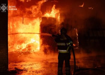 У Києві після нічної атаки виникли пожежі у трьох районах, згоріли склад і 11 автомобілів