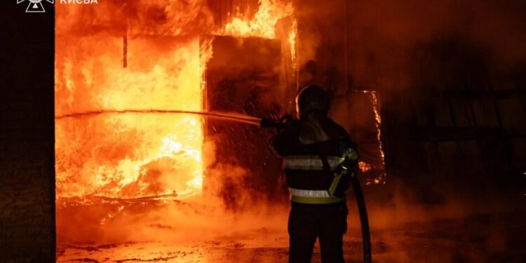 У Києві після нічної атаки виникли пожежі у трьох районах, згоріли склад і 11 автомобілів
