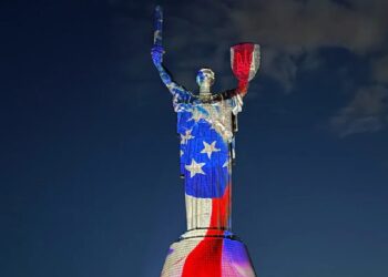 Монумент "Батьківщина-мати" у Києві підсвітили кольорами прапора США до 250-річчя незалежності