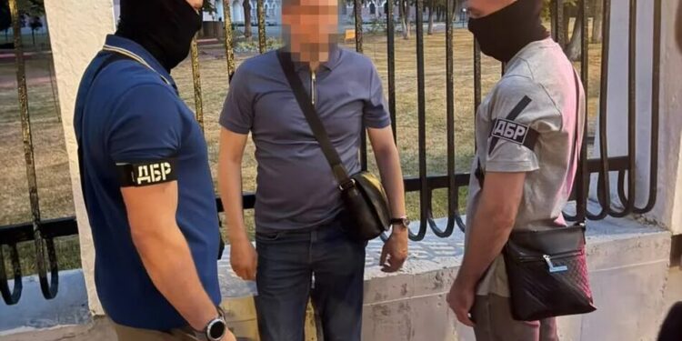 Начальника одного з управлінь Держгеокадастру підозрюють у наданні 30 тисяч доларів хабаря посадовцю НАЗК
