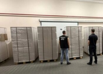 Понад 360 тисяч пачок контрабандних сигарет виявили у вантажівці з полуницею на кордоні з Румунією