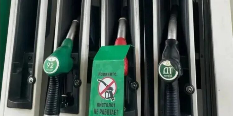У росії приховують паливну кризу, поки водії стоять у кілометрових чергах – ЦПД
