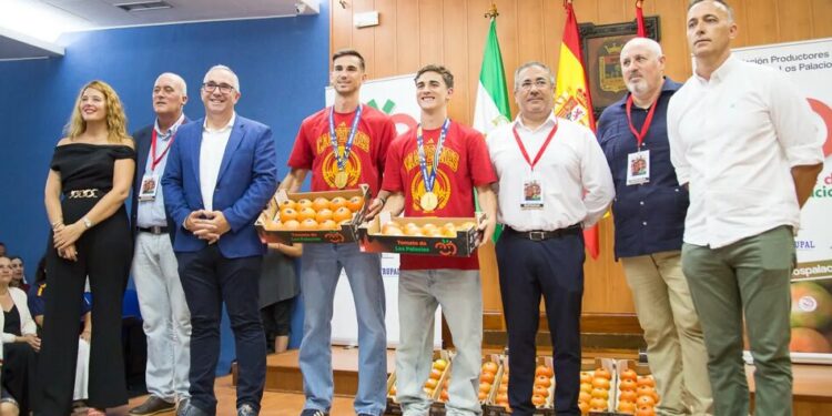 Іспанським футболістам Руїсу та Гаві подарували понад 150 кг томатів за перемогу на ЧС