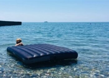 Течія знесла 9-річну дитину на матраці у заміновану акваторію на Одещині: що кажуть рятувальники