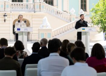 Зеленський заявив про підготовку кадрових змін серед українських послів