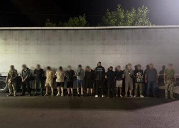 На кордоні на Одещині виявили 10 чоловіків у вантажівці зі стаканами та кришками, що прямувала до Молдови