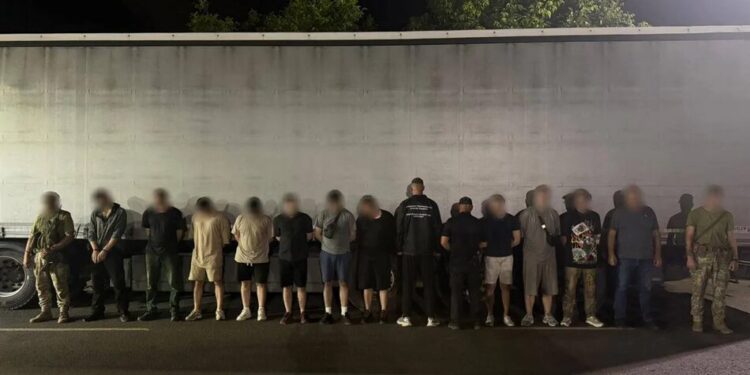 На кордоні на Одещині виявили 10 чоловіків у вантажівці зі стаканами та кришками, що прямувала до Молдови