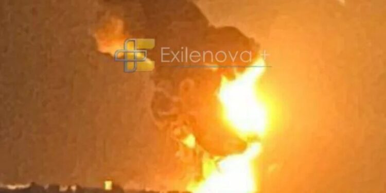 На нафтобазі у ставропольському краї спалахнула масштабна пожежа, повідомляють про детонацію резервуарів