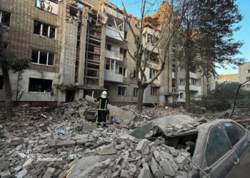 У Львові з-під завалів п'ятиповерхівки після атаки рф врятували 9 людей, під завалами можуть бути ще троє