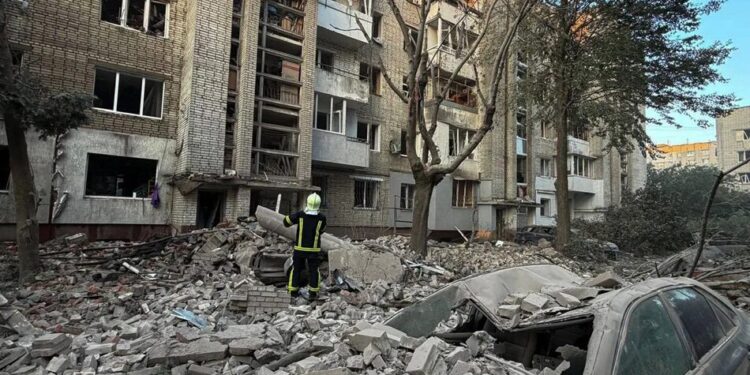 У Львові з-під завалів п'ятиповерхівки після атаки рф врятували 9 людей, під завалами можуть бути ще троє