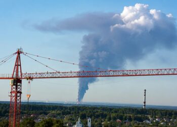 Українські безпілотники атакували Кстовський НПЗ – один із найбільших у росії, завод палає