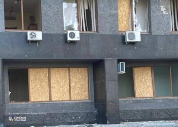 Ворог атакував центр Сум "Молнією": пошкоджено адмінбудівлю, є поранений