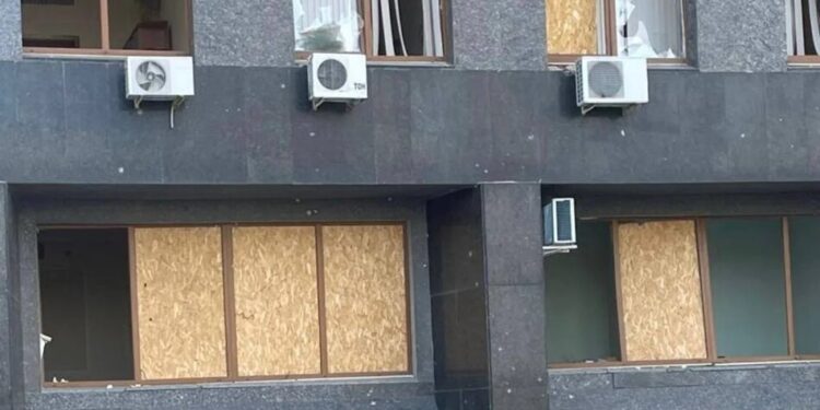 Ворог атакував центр Сум "Молнією": пошкоджено адмінбудівлю, є поранений