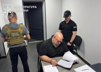 Двом керівникам медслужби та їхній підлеглій повідомили про підозру через незаконні виплати "бойових" на понад 2,35 млн грн