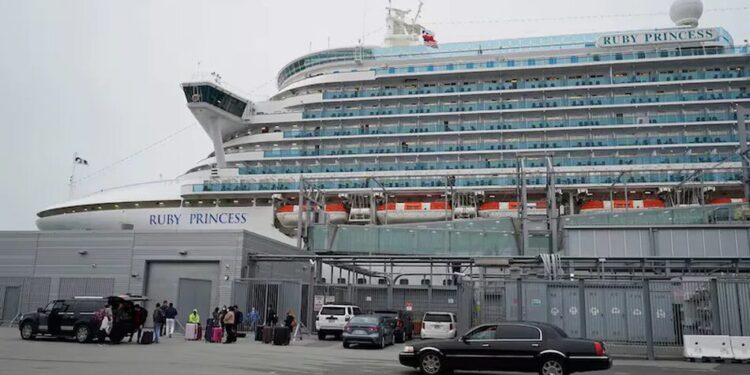 На круїзному лайнері Ruby Princess стався спалах норовірусу –  захворіли понад 120 людей