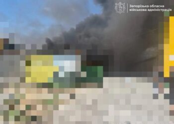 Ворожий безпілотник атакував підприємство на Запоріжжі: палають авто та приміщення, є поранений