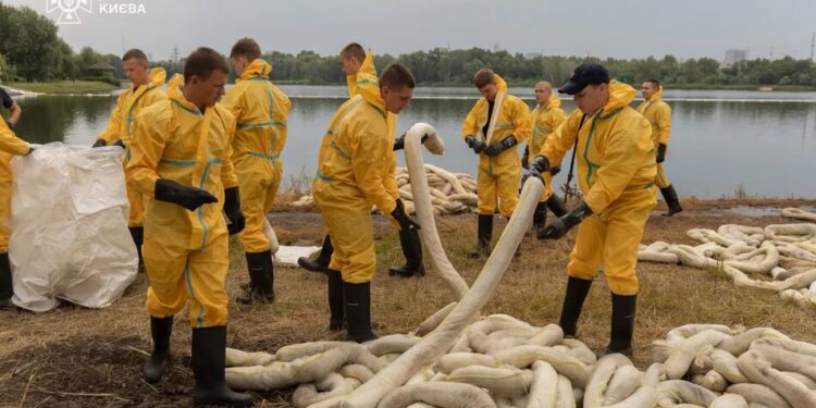 У Києві другий тиждень триває ліквідація наслідків забруднення озера Кирилівське після російського обстрілу