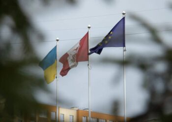 У Вишневому під Києвом триває пожежа після ракетного удару рф, евакуюють людей – Зеленський