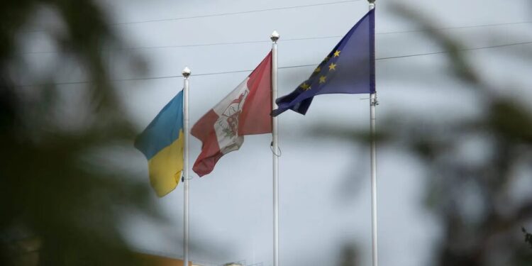 У Вишневому під Києвом триває пожежа після ракетного удару рф, евакуюють людей – Зеленський