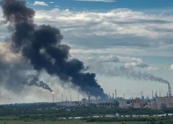 “Омський НПЗ зустрічає новий FP-1”: Генштаб підтвердив ураження найбільшого нафтопереробного заводу росії за 2500 км від кордону України