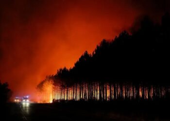 Масштабні пожежі у Франції та Іспанії змусили понад 300 тисяч людей залишити домівки