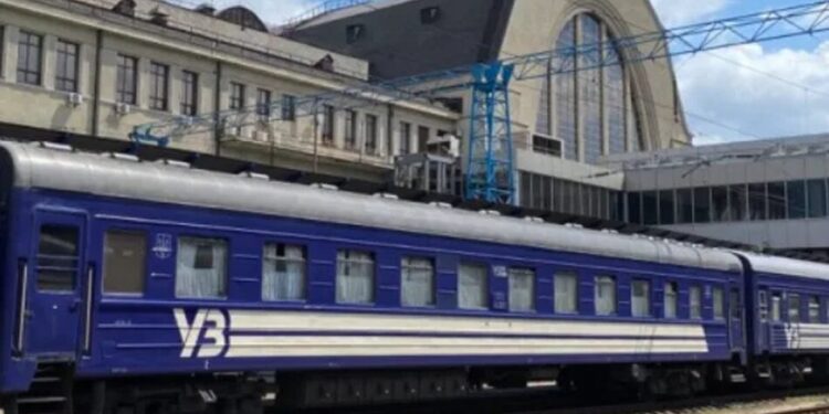 На Київщині через безпекові обмеження затримуються низка поїздів, Укрзалізниця змінила маршрути