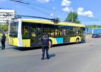У Львові водій на маршруті виявив гранату перед тролейбусом, пасажирів евакуювали