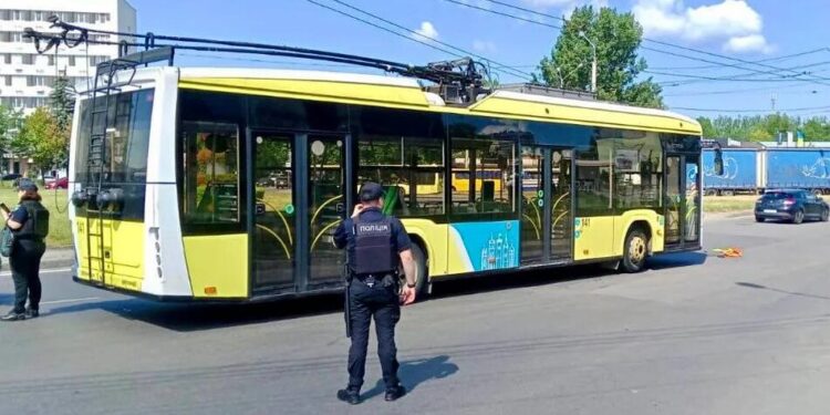 У Львові водій на маршруті виявив гранату перед тролейбусом, пасажирів евакуювали