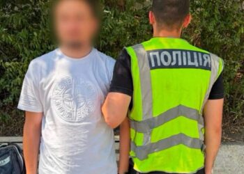 У Києві затримали зловмисника, який залишив боєприпаси біля ресторану у Дніпровському районі
