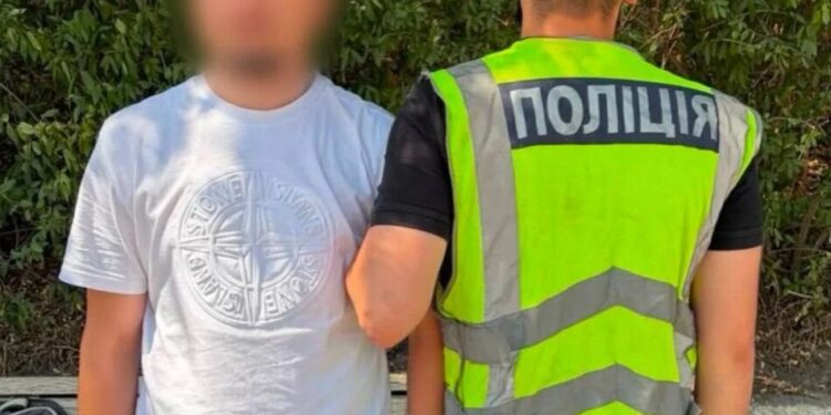 У Києві затримали зловмисника, який залишив боєприпаси біля ресторану у Дніпровському районі