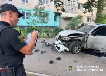 В Одесі у дворі багатоповерхівки вибухнуло авто, водій поранений