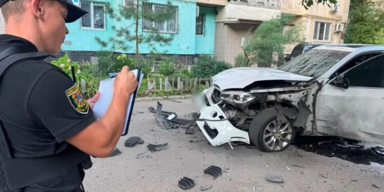 В Одесі у дворі багатоповерхівки вибухнуло авто, водій поранений