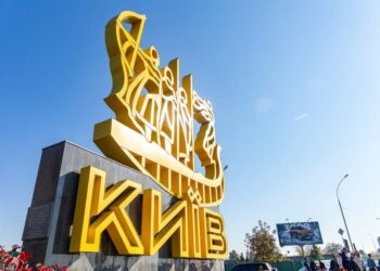 У Києві пролунали вибухи на тлі ракетної загрози
