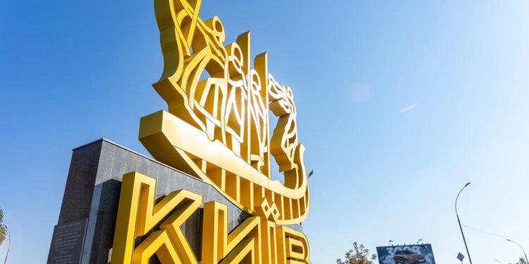 У Києві пролунали вибухи на тлі ракетної загрози