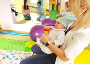Раннє втручання та реабілітація немовлят: як не пропустити важливі зміни у розвитку