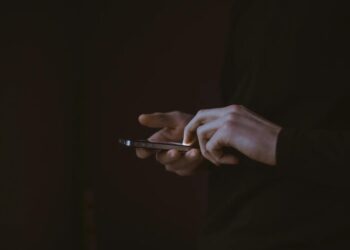 У Facebook та Instagram попри заборону знайшли рекламу з Китаю ШІ-застосунків, що "оголює" людей – ЗМІ