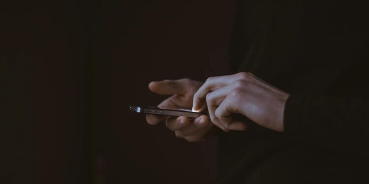 У Facebook та Instagram попри заборону знайшли рекламу з Китаю ШІ-застосунків, що "оголює" людей – ЗМІ