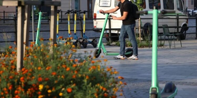 Їздити можна буде лише з 16 років та у шоломі – у Львові посилюють правила використання електросамокатів