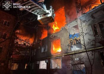 У Запоріжжі через російську атаку пошкоджено 12 багатоповерхівок, комунальники ліквідовують наслідки