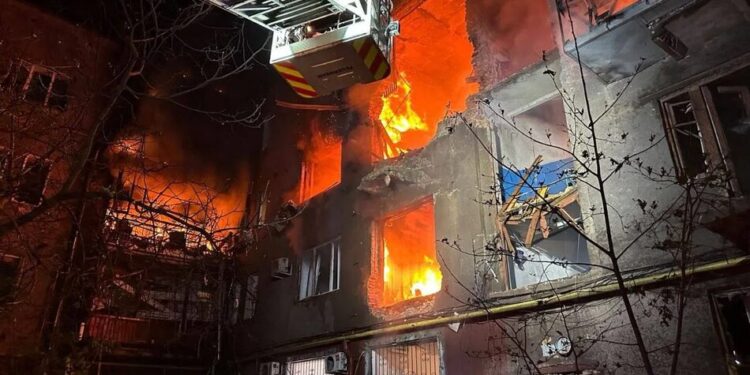 У Запоріжжі через російську атаку пошкоджено 12 багатоповерхівок, комунальники ліквідовують наслідки
