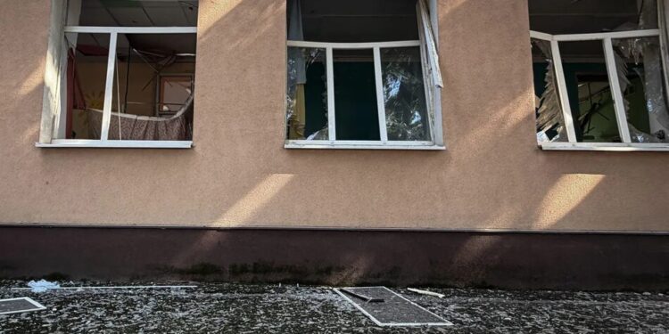У Сумах російський КАБ пошкодив дитячий навчальний заклад, поранено двох працівниць