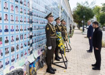 Зеленський зустрівся з прем'єр-міністром Ірландії у Києві та разом вшанували пам'ять загиблих українських воїнів