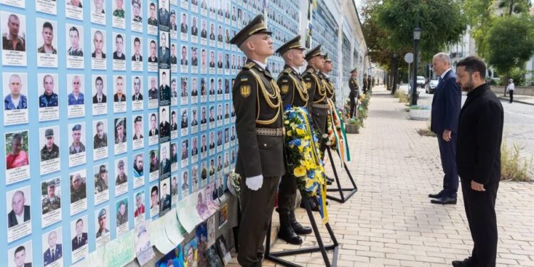 Зеленський зустрівся з прем'єр-міністром Ірландії у Києві та разом вшанували пам'ять загиблих українських воїнів
