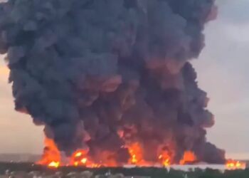 Зеленський підтвердив ураження логістичних центрів та нафтобази у рф