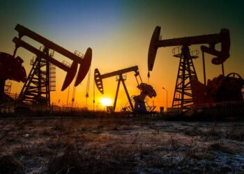 Нафта трохи подорожчала перед довгими вихідними в США на тлі мирних зусиль