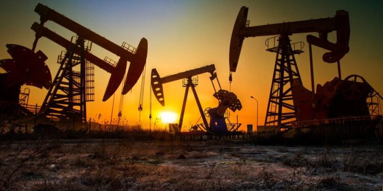 Нафта трохи подорожчала перед довгими вихідними в США на тлі мирних зусиль